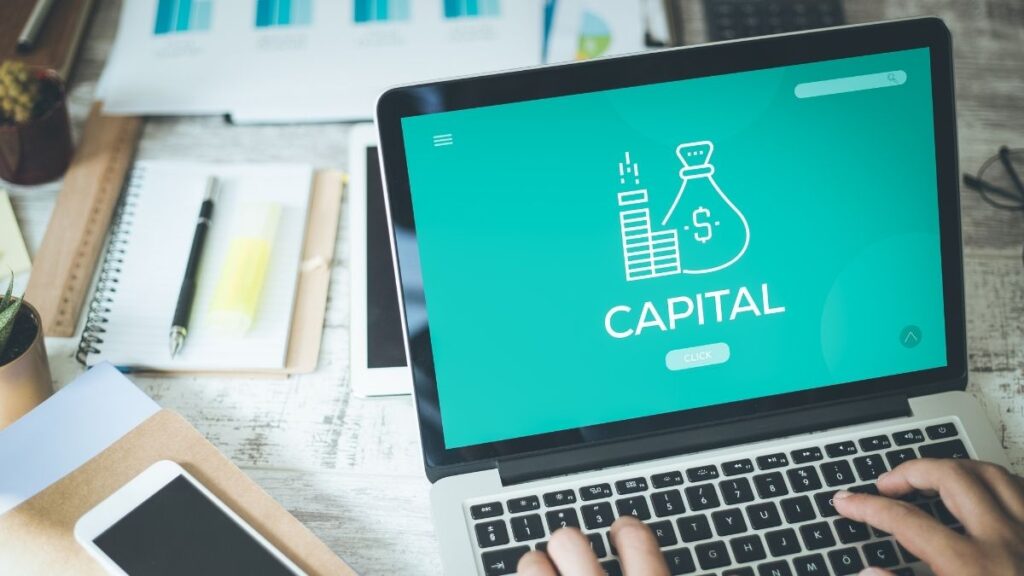 Persona usando laptop con pantalla de inversión capital