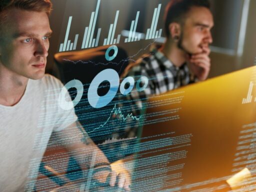 Analistas revisando datos financieros en computadora