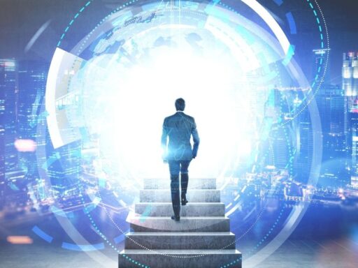 Hombre frente a ciudad futurista con interfaz digital