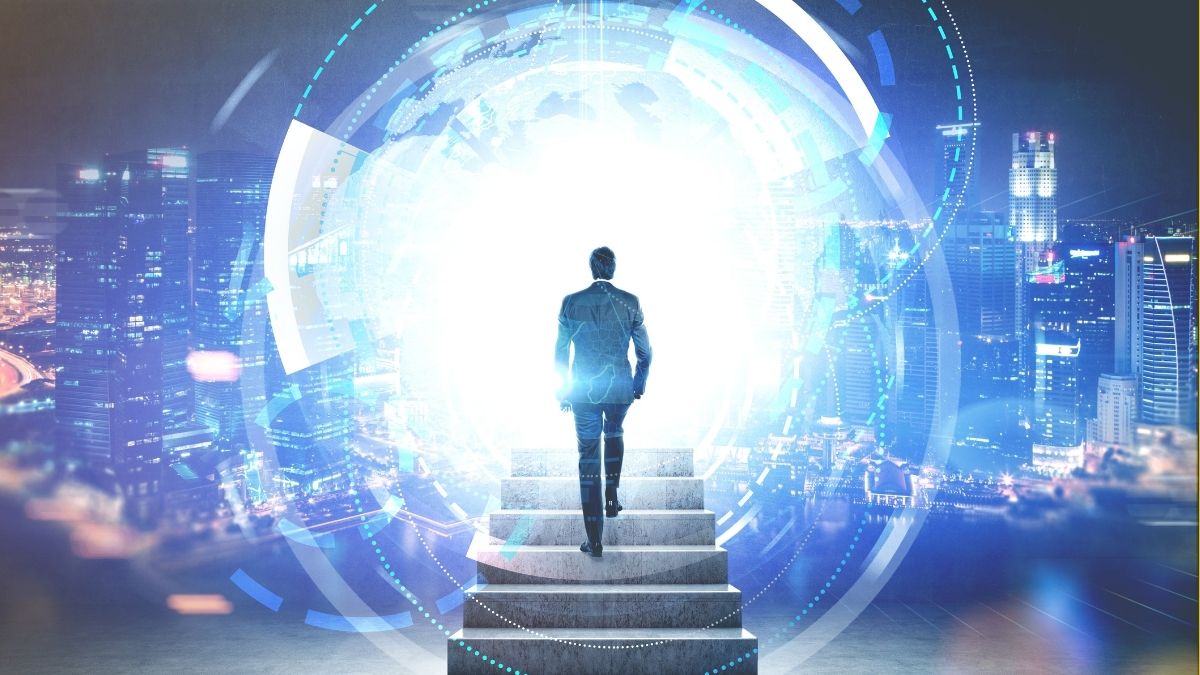 Hombre frente a ciudad futurista con interfaz digital