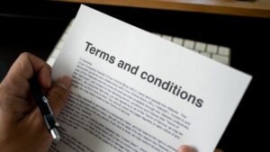 Persona leyendo documento de términos y condiciones