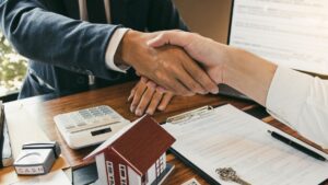 Apretón de manos, acuerdo de compraventa inmobiliaria