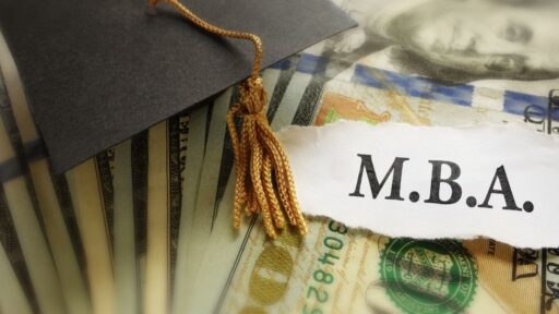 Birrete de graduación sobre billetes con inscripción MBA