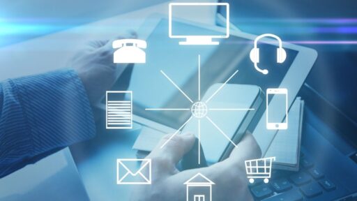 Mano operando dispositivos digitales interconectados