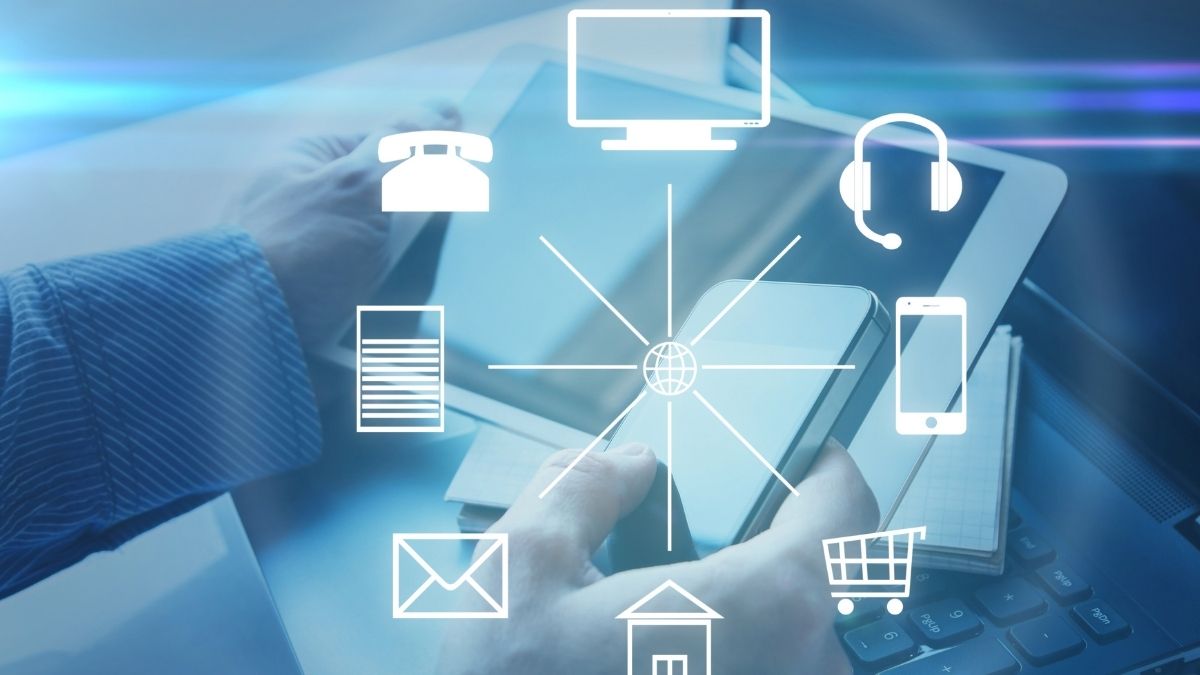 Mano operando dispositivos digitales interconectados