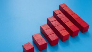 Bloques rojos crecientes sobre fondo azul