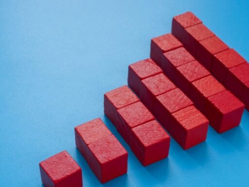 Bloques rojos crecientes sobre fondo azul