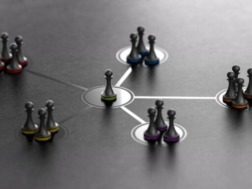 Piezas de ajedrez conectadas simbolizando estrategia en red