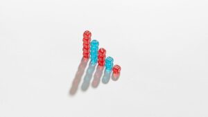 Dados rojos y azules en fila sobre fondo blanco