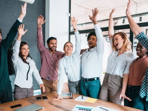 Equipo diverso celebrando éxito en oficina
