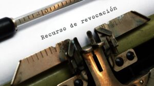 Máquina de escribir antigua con texto legal impreso