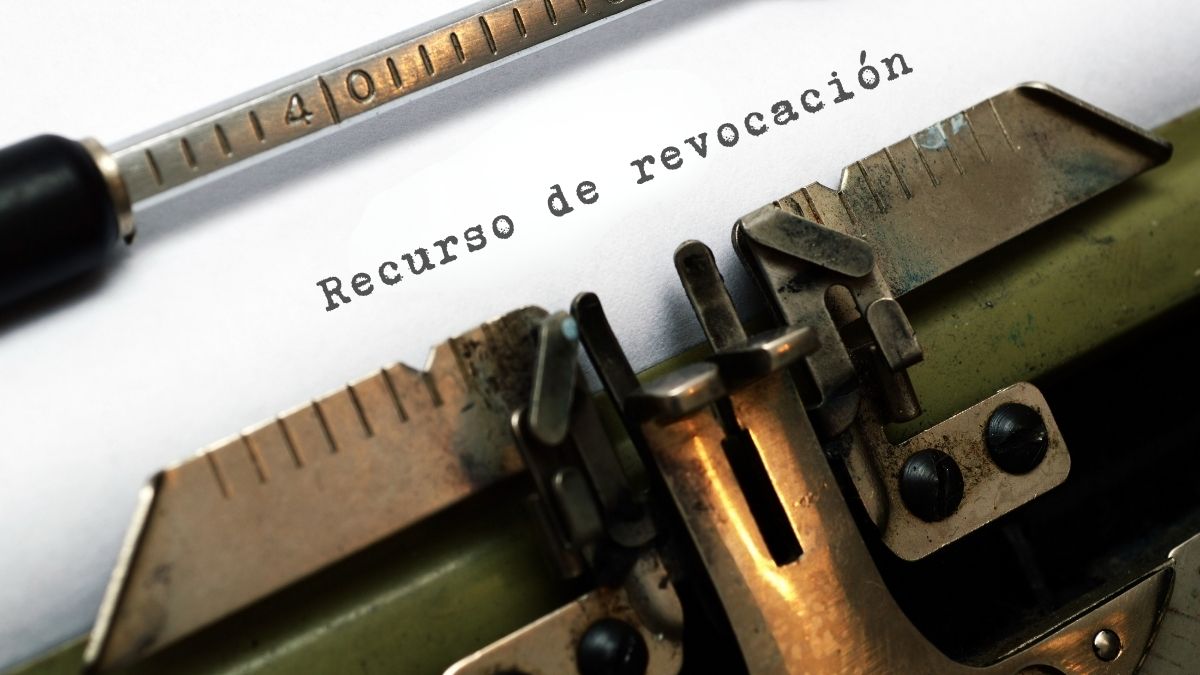 Máquina de escribir antigua con texto legal impreso