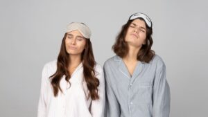 Dos mujeres con antifaces simulando no escuchar