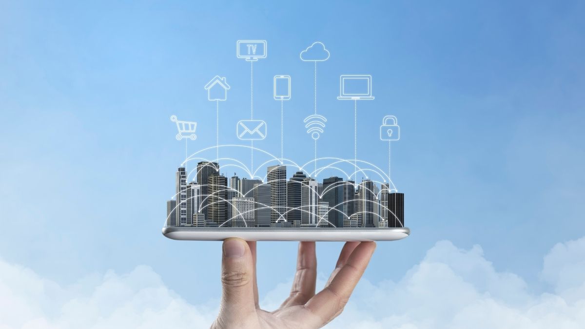 Mano sosteniendo ciudad virtual con íconos tecnológicos