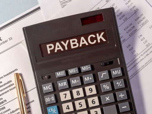 Calculadora con etiqueta 'PAYBACK' sobre hojas financieras