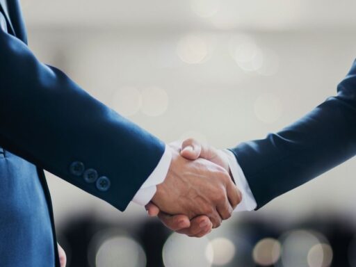 Apretón de manos entre dos empresarios
