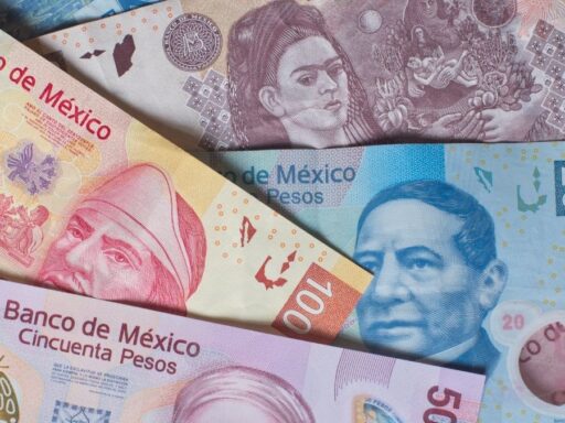 Billetes mexicanos de diferentes denominaciones superpuestos