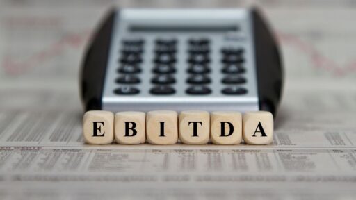 Calculadora con bloques EBITDA sobre papel contable