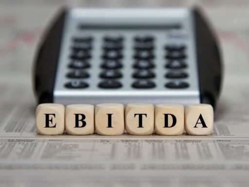 Calculadora con bloques EBITDA sobre papel contable