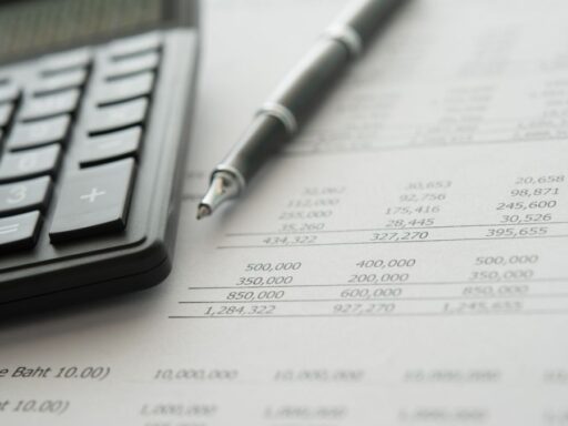 Calculadora y bolígrafo sobre hojas de cálculo financieras