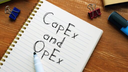 Cuaderno con términos CapEx y OpEx escritos