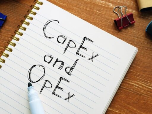 Cuaderno con términos CapEx y OpEx escritos