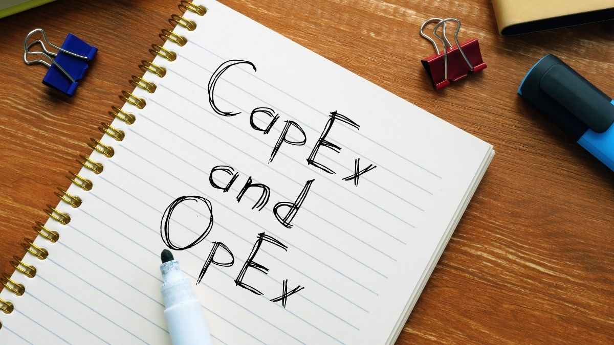 Cuaderno con términos CapEx y OpEx escritos