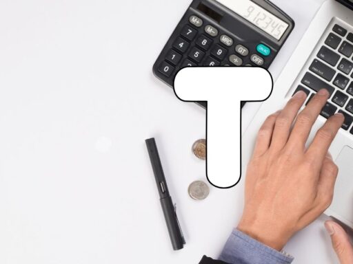 Persona calculando presupuesto en computadora y calculadora