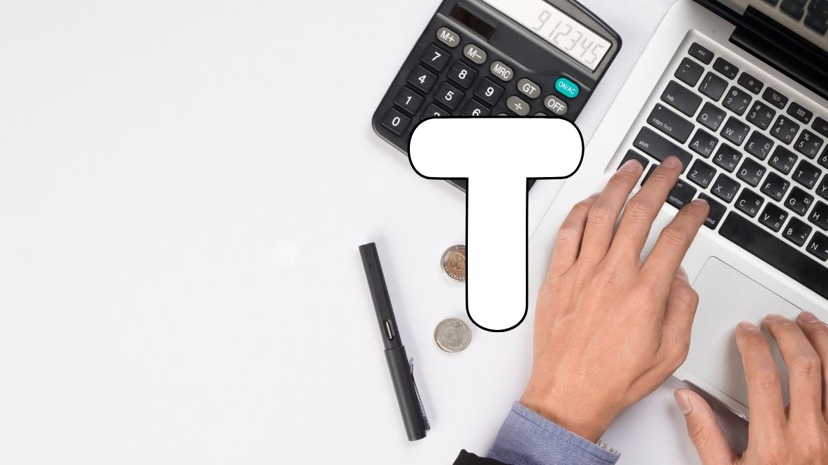 Persona calculando presupuesto en computadora y calculadora