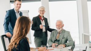 Equipo corporativo discutiendo en oficina moderna