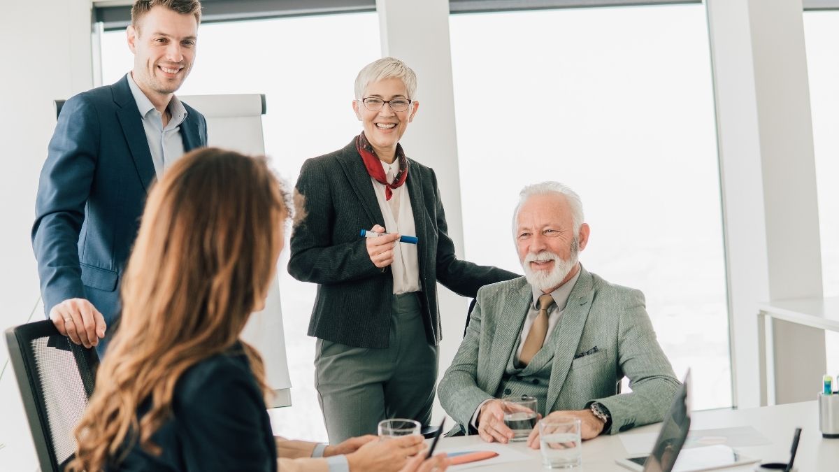 Equipo corporativo discutiendo en oficina moderna