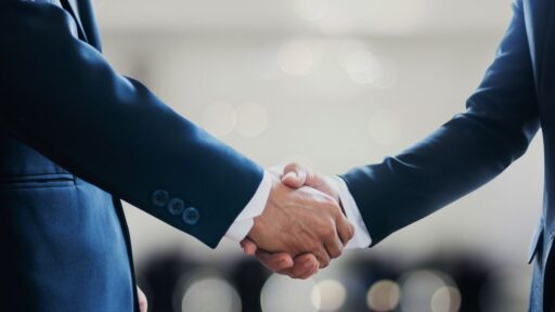 Dos hombres de negocios dándose un apretón de manos