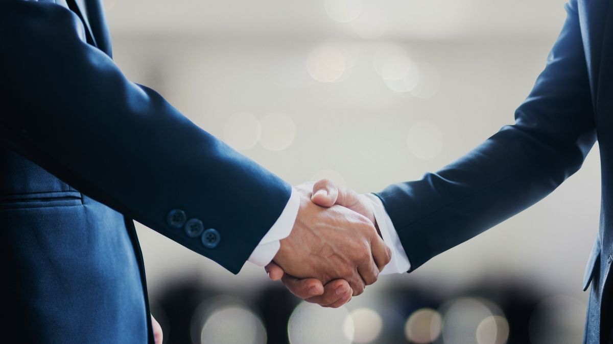 Dos hombres de negocios dándose un apretón de manos