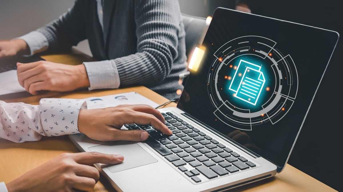 Personas trabajando con holograma digital en laptop
