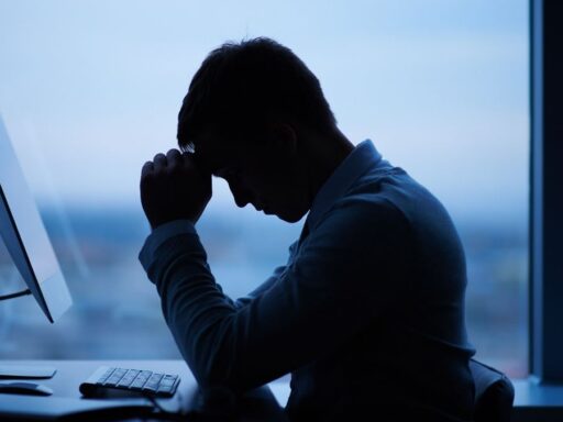 Hombre estresado trabajando tarde en oficina