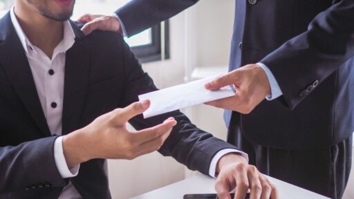 Entrega de documento entre hombres de negocios en oficina