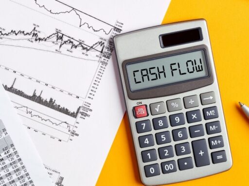 Calculadora con texto 'Cash Flow' sobre documentos financieros.