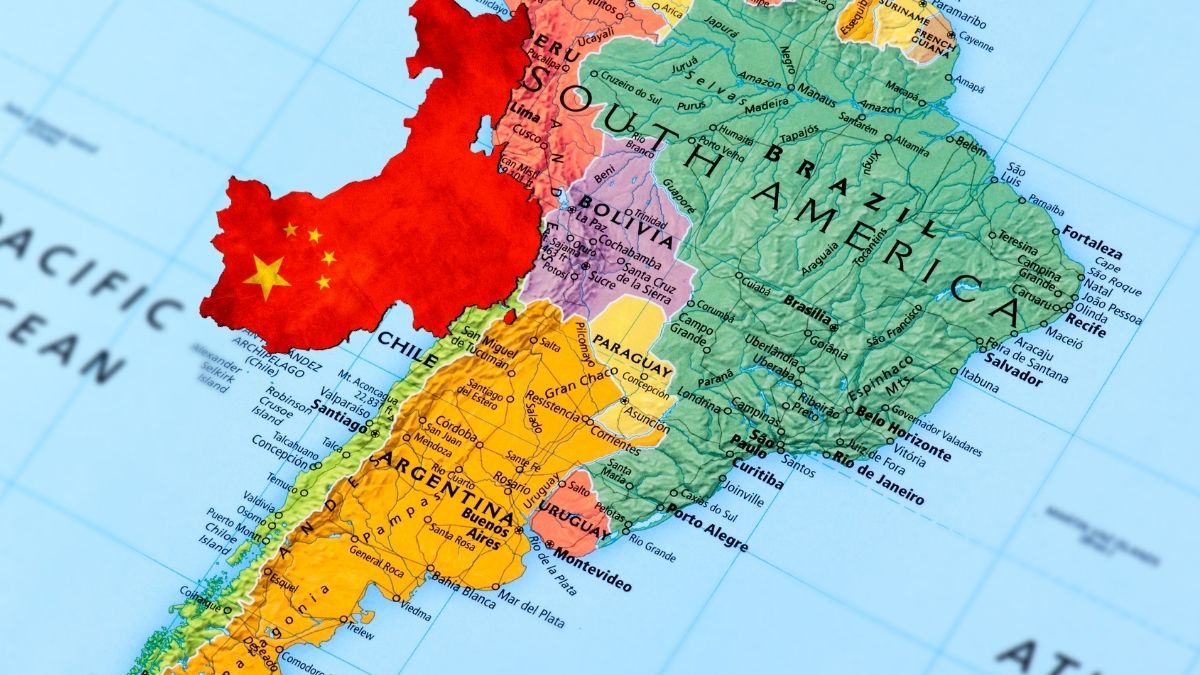 Mapa de América del Sur con China destacado en rojo