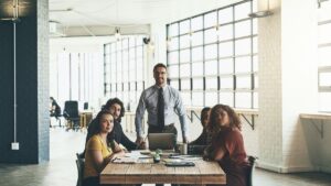 Equipo diverso trabajando juntos en oficina iluminada
