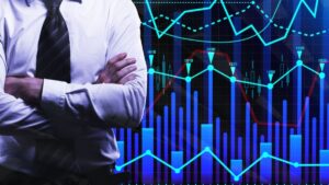 Hombre de negocios con gráficas financieras digitales