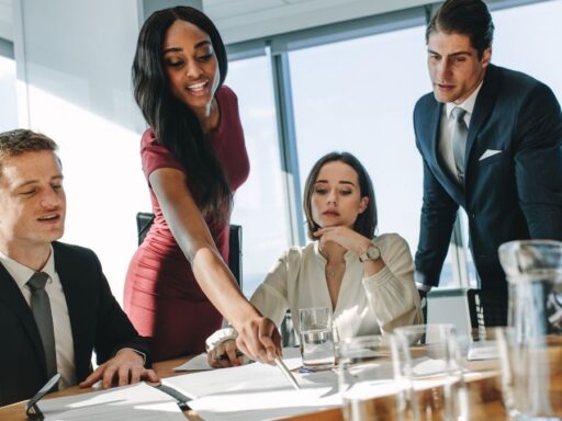 Profesionales discutiendo en reunión de negocios