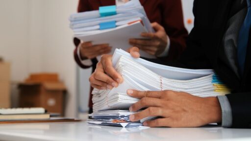 Personas organizando documentos en la oficina