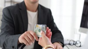 Hombre entregando dinero en oficina