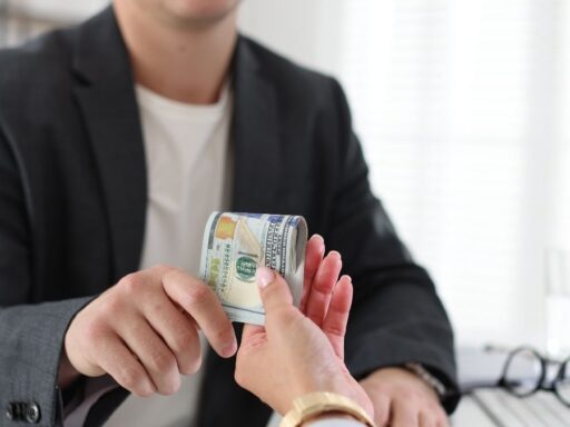 Hombre entregando dinero en oficina