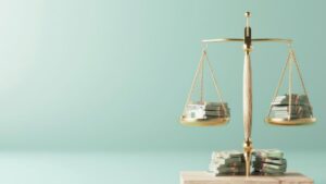 Balanza con dinero simbolizando equidad financiera