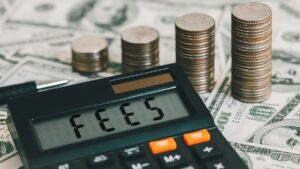 Calculadora con palabra FEES, monedas y billetes