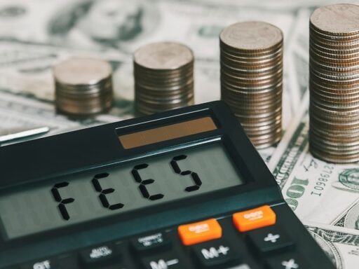 Calculadora con palabra FEES, monedas y billetes