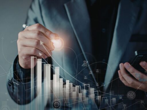 Hombre trazando gráfica económica con luz en celular