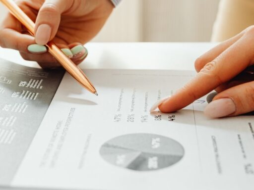 Persona analizando datos y gráficos en documento.