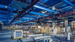 Interior de fábrica moderna con maquinaria automatizada
